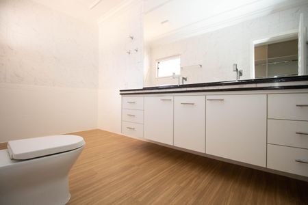Casa de condomínio para alugar com 360m², 5 quartos e 2 vagas Casa de condomínio para alugar com 360m², 5 quartos e 2 vagasBanheiro da Suíte