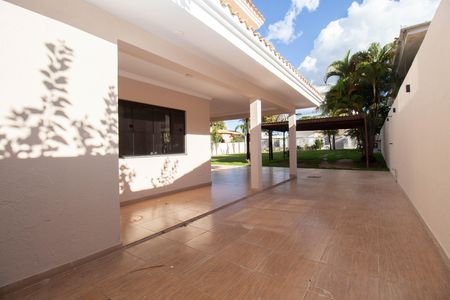 Casa de condomínio para alugar com 360m², 5 quartos e 2 vagas Casa de condomínio para alugar com 360m², 5 quartos e 2 vagasVaranda