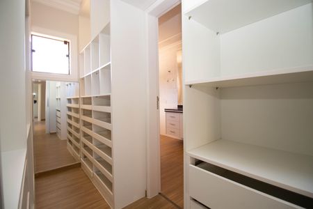 Casa de condomínio para alugar com 360m², 5 quartos e 2 vagas Casa de condomínio para alugar com 360m², 5 quartos e 2 vagasCloset