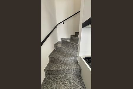 Apartamento à venda com 100m², 2 quartos e 2 vagasEscada