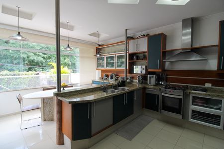 Casa à venda com 697m², 4 quartos e 5 vagasCozinha