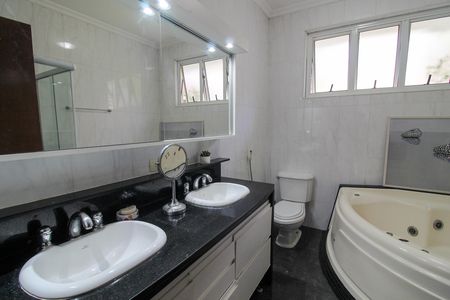 Casa à venda com 697m², 4 quartos e 5 vagasBanheiro do Quarto 1