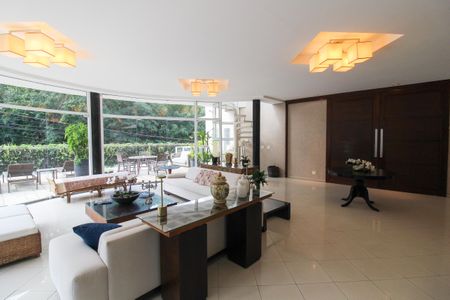 Casa à venda com 697m², 4 quartos e 5 vagasSala