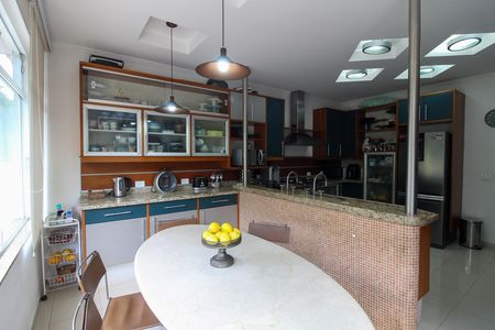 Casa à venda com 697m², 4 quartos e 5 vagasCozinha