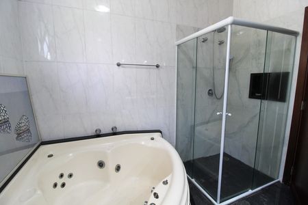 Casa à venda com 697m², 4 quartos e 5 vagasBanheiro do Quarto 1