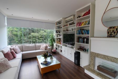 Casa à venda com 697m², 4 quartos e 5 vagasSala de TV