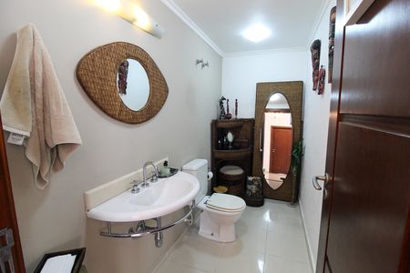 Casa à venda com 697m², 4 quartos e 5 vagasLavabo