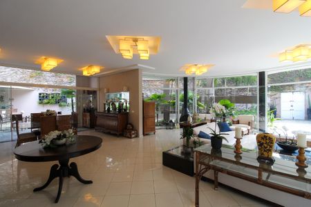 Casa à venda com 697m², 4 quartos e 5 vagasSala