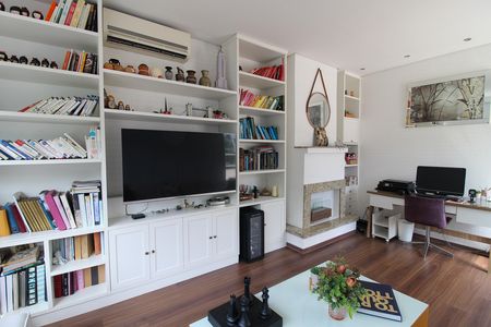 Casa à venda com 697m², 4 quartos e 5 vagasSala de TV