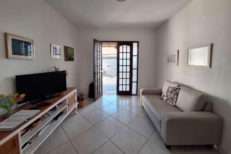 Casa à venda com 97m², 2 quartos e 2 vagasSala