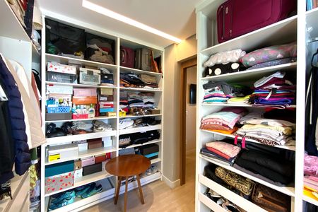 Apartamento à venda com 150m², 4 quartos e 4 vagas Apartamento à venda com 150m², 4 quartos e 4 vagasCloset da suíte 2