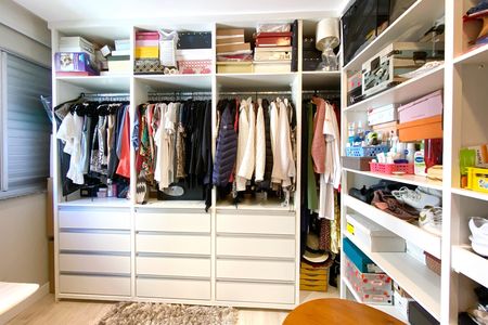 Apartamento à venda com 150m², 4 quartos e 4 vagas Apartamento à venda com 150m², 4 quartos e 4 vagasCloset da suíte 2
