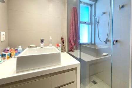Apartamento à venda com 150m², 4 quartos e 4 vagas Apartamento à venda com 150m², 4 quartos e 4 vagasBanheiro