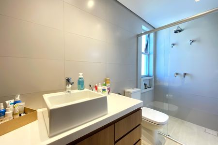 Apartamento à venda com 150m², 4 quartos e 4 vagas Apartamento à venda com 150m², 4 quartos e 4 vagasBanheiro da Suíte