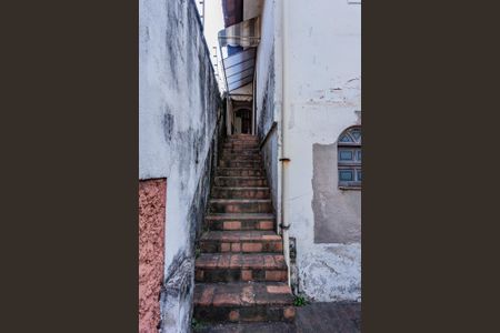 Casa para alugar com 500m², 10 quartos e 15 vagas Casa para alugar com 500m², 10 quartos e 15 vagasEscada