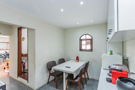 Casa para alugar com 500m², 10 quartos e 15 vagas Casa para alugar com 500m², 10 quartos e 15 vagasCopa e cozinha