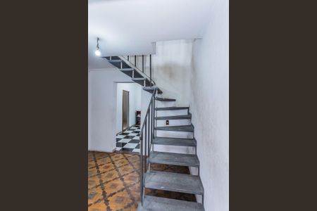 Casa para alugar com 500m², 10 quartos e 15 vagas Casa para alugar com 500m², 10 quartos e 15 vagasEscada