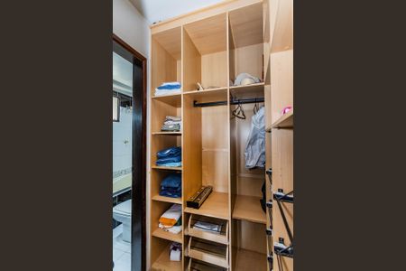 Casa para alugar com 500m², 10 quartos e 15 vagas Casa para alugar com 500m², 10 quartos e 15 vagasCloset Suite 1