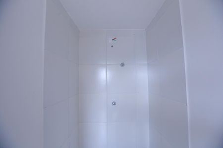 Banheiro de kitnet/studio para alugar com 1 quarto, 18m² em Jardim Jaragua (sao Domingos), São Paulo