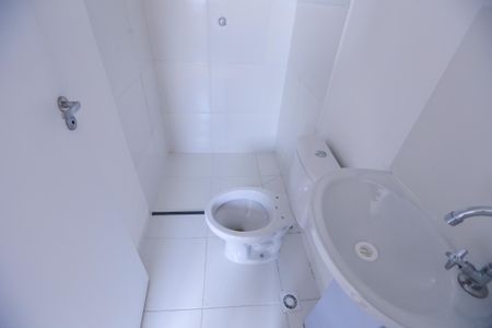 Banheiro de kitnet/studio para alugar com 1 quarto, 18m² em Jardim Jaragua (sao Domingos), São Paulo