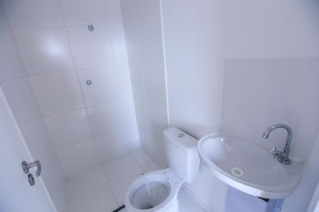 Banheiro de kitnet/studio para alugar com 1 quarto, 18m² em Jardim Jaragua (sao Domingos), São Paulo