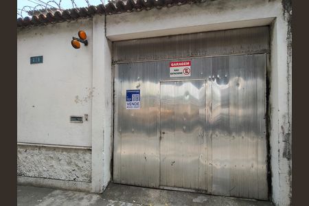 Casa à venda com 349m², 4 quartos e 2 vagas Casa à venda com 349m², 4 quartos e 2 vagasFachada