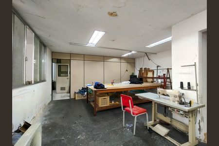 Casa à venda com 349m², 4 quartos e 2 vagas Casa à venda com 349m², 4 quartos e 2 vagasSala de TV