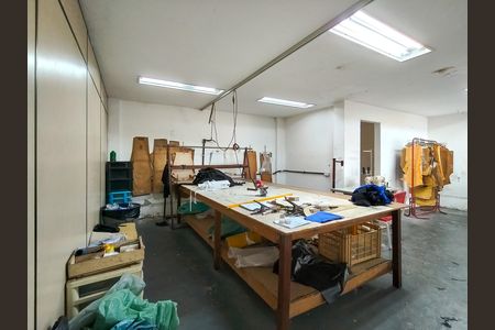Casa à venda com 349m², 4 quartos e 2 vagas Casa à venda com 349m², 4 quartos e 2 vagasSala de TV