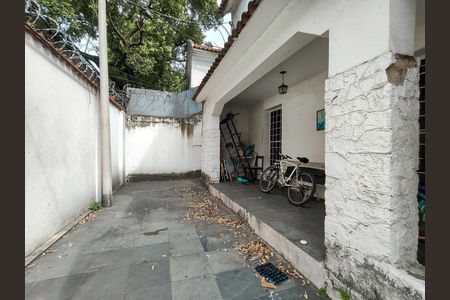Casa à venda com 349m², 4 quartos e 2 vagas Casa à venda com 349m², 4 quartos e 2 vagasQuintal