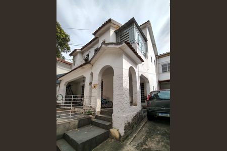 Casa à venda com 349m², 4 quartos e 2 vagas Casa à venda com 349m², 4 quartos e 2 vagasFachada