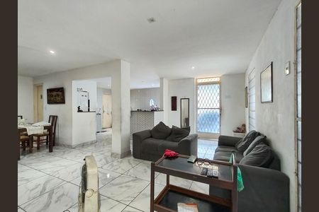 Casa à venda com 349m², 4 quartos e 2 vagas Casa à venda com 349m², 4 quartos e 2 vagasSala