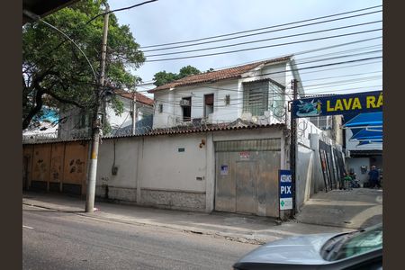 Casa à venda com 349m², 4 quartos e 2 vagas Casa à venda com 349m², 4 quartos e 2 vagasFachada