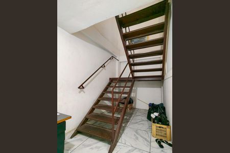 Casa à venda com 349m², 4 quartos e 2 vagas Casa à venda com 349m², 4 quartos e 2 vagasEscada
