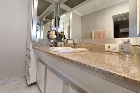 Apartamento à venda com 270m², 4 quartos e 2 vagas Apartamento à venda com 270m², 4 quartos e 2 vagasBanheiro Suíte 2