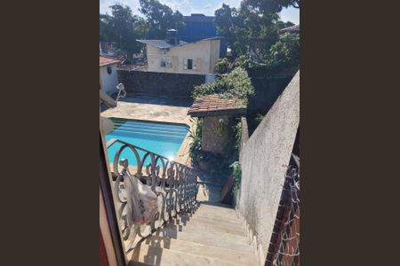 Casa de condomínio para alugar com 600m², 4 quartos e 3 vagasEscada