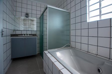 Casa à venda com 180m², 3 quartos e 2 vagas Casa à venda com 180m², 3 quartos e 2 vagasBANHEIRO DA SUÍTE