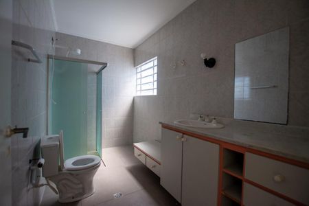 Casa à venda com 180m², 3 quartos e 2 vagas Casa à venda com 180m², 3 quartos e 2 vagasBANHEIRO