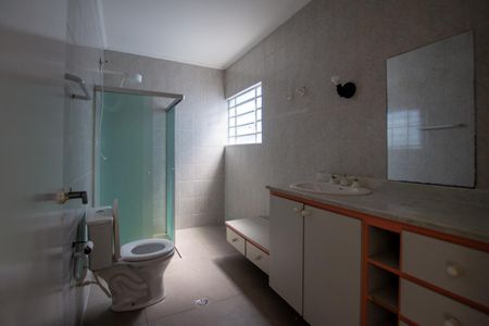 Casa à venda com 180m², 3 quartos e 2 vagas Casa à venda com 180m², 3 quartos e 2 vagasBANHEIRO