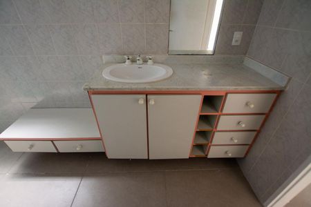 Casa à venda com 180m², 3 quartos e 2 vagas Casa à venda com 180m², 3 quartos e 2 vagasBANHEIRO
