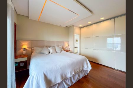 Apartamento à venda com 330m², 4 quartos e 4 vagas Apartamento à venda com 330m², 4 quartos e 4 vagasQuarto
