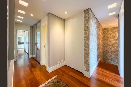 Apartamento à venda com 330m², 4 quartos e 4 vagas Apartamento à venda com 330m², 4 quartos e 4 vagasCorredor