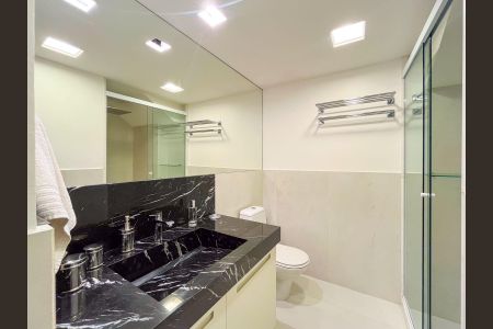 Apartamento à venda com 330m², 4 quartos e 4 vagas Apartamento à venda com 330m², 4 quartos e 4 vagasBanheiro