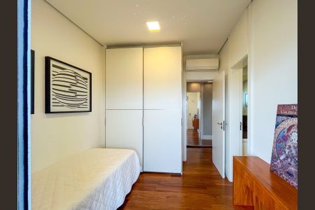 Apartamento à venda com 330m², 4 quartos e 4 vagas Apartamento à venda com 330m², 4 quartos e 4 vagasQuarto