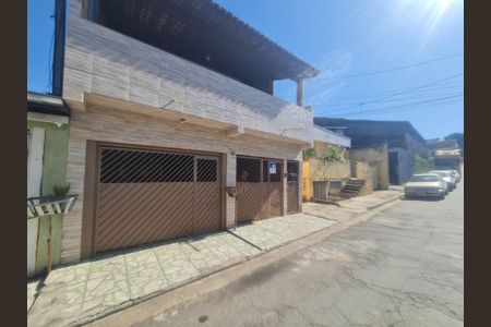 Casa para alugar com 90m², 3 quartos e sem vagaFachada do imóvel com placa QuintoAndar