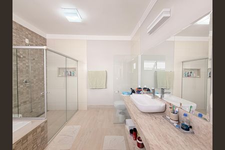 Casa de condomínio à venda com 340m², 3 quartos e 4 vagasBanheiro da Suíte 2