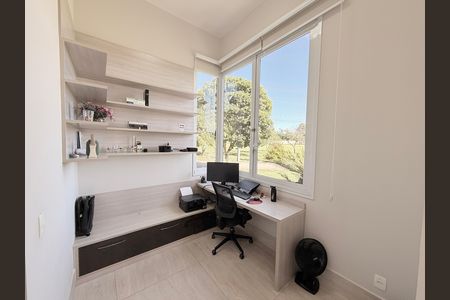 Casa de condomínio à venda com 340m², 3 quartos e 4 vagasEscritório