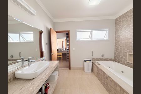 Casa de condomínio à venda com 340m², 3 quartos e 4 vagasBanheiro da Suíte 2
