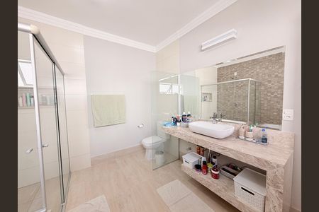 Casa de condomínio à venda com 340m², 3 quartos e 4 vagasBanheiro da Suíte 2