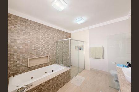 Casa de condomínio à venda com 340m², 3 quartos e 4 vagasBanheiro da Suíte 2