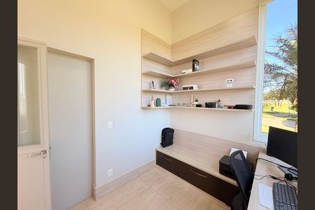 Casa de condomínio à venda com 340m², 3 quartos e 4 vagasEscritório